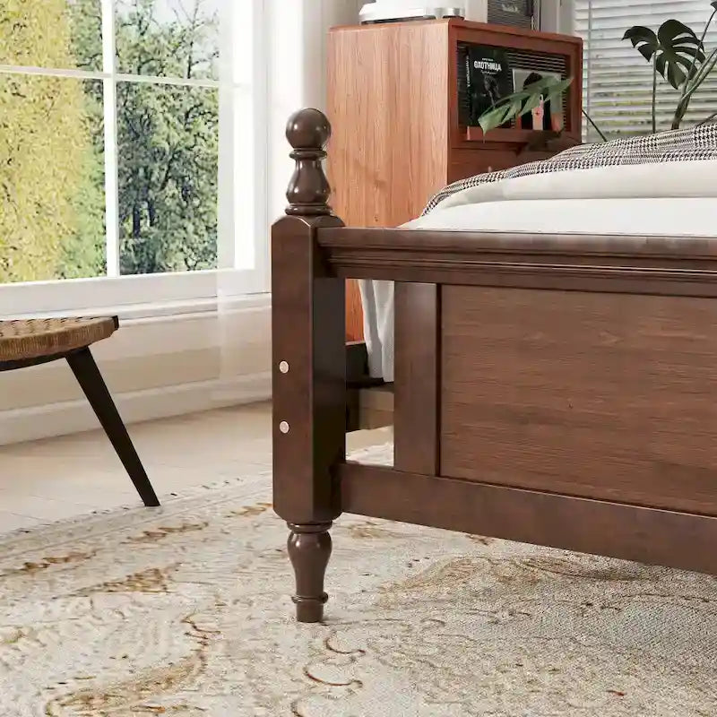 Letto Queen in pino con testiera imbottita e pediera a pannello, contenitore a scomparsa, Noce