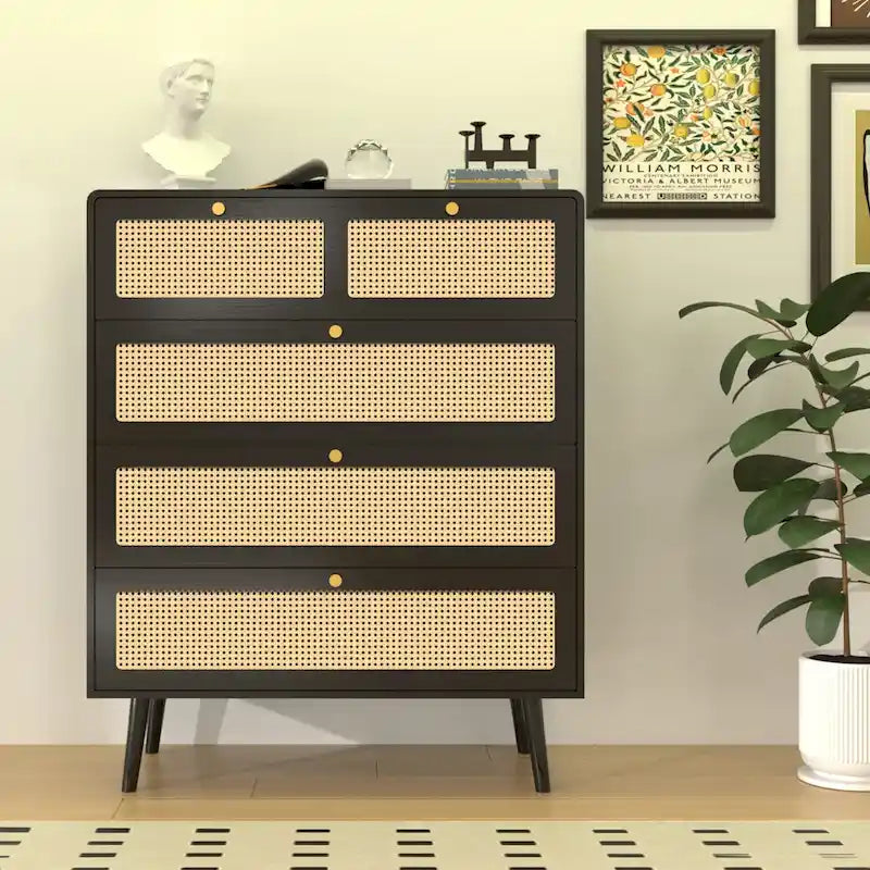 Comò a 4 cassetti moderno in rattan con maniglie in metallo