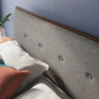 Struttura letto a piattaforma in legno marrone con testiera imbottita regolabile