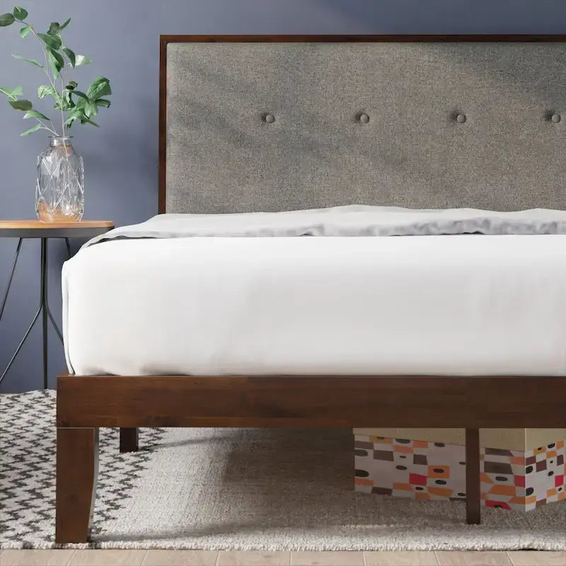 Struttura letto a piattaforma in legno marrone con testiera imbottita regolabile