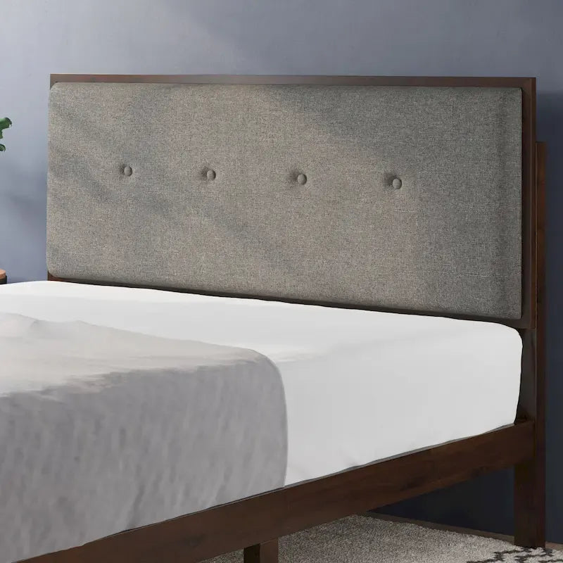 Struttura letto a piattaforma in legno marrone con testiera imbottita regolabile