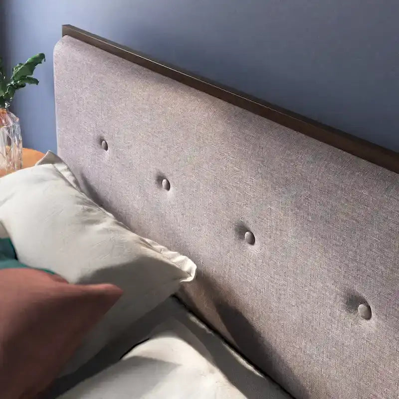 Struttura letto a piattaforma in legno marrone con testiera imbottita regolabile