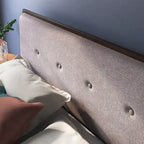 Struttura letto a piattaforma in legno marrone con testiera imbottita regolabile