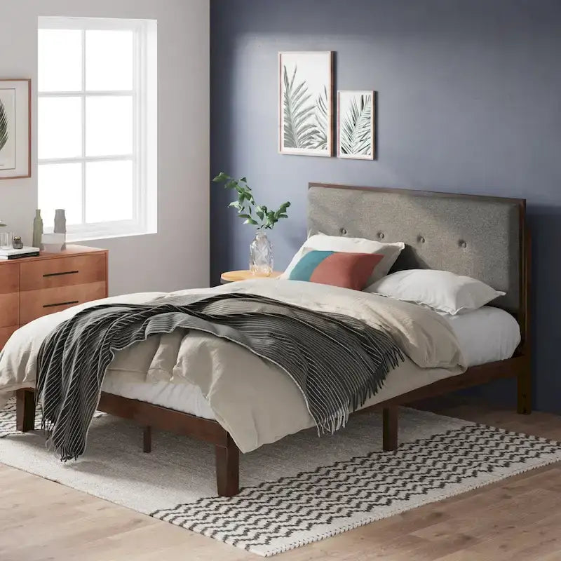 Struttura letto a piattaforma in legno marrone con testiera imbottita regolabile
