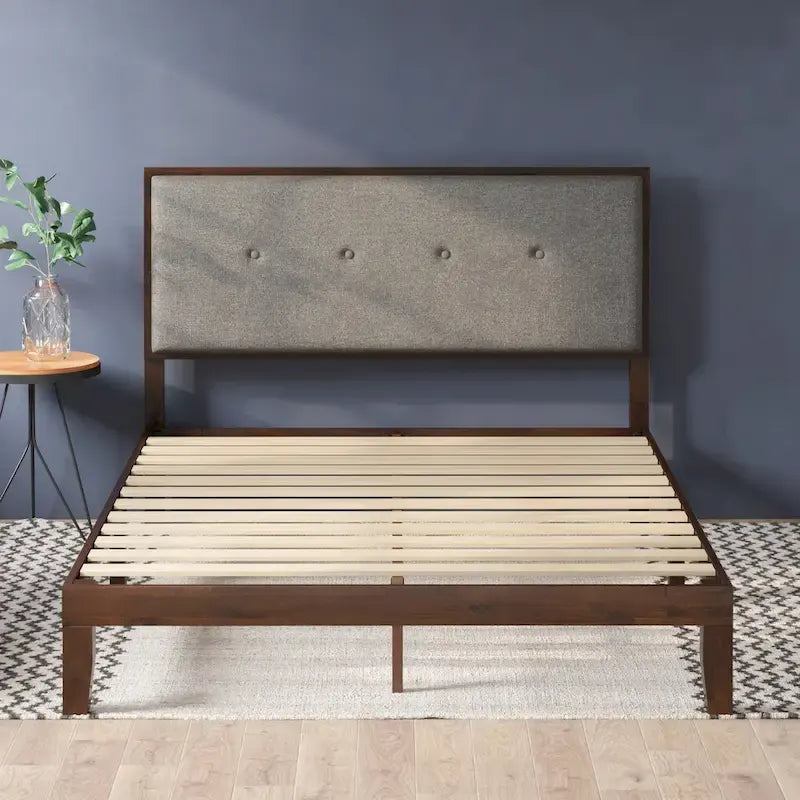 Struttura letto a piattaforma in legno marrone con testiera imbottita regolabile