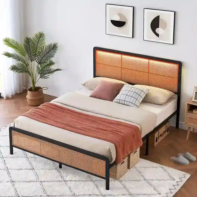 Letto a piattaforma moderno in rattan con testiera e luce a LED