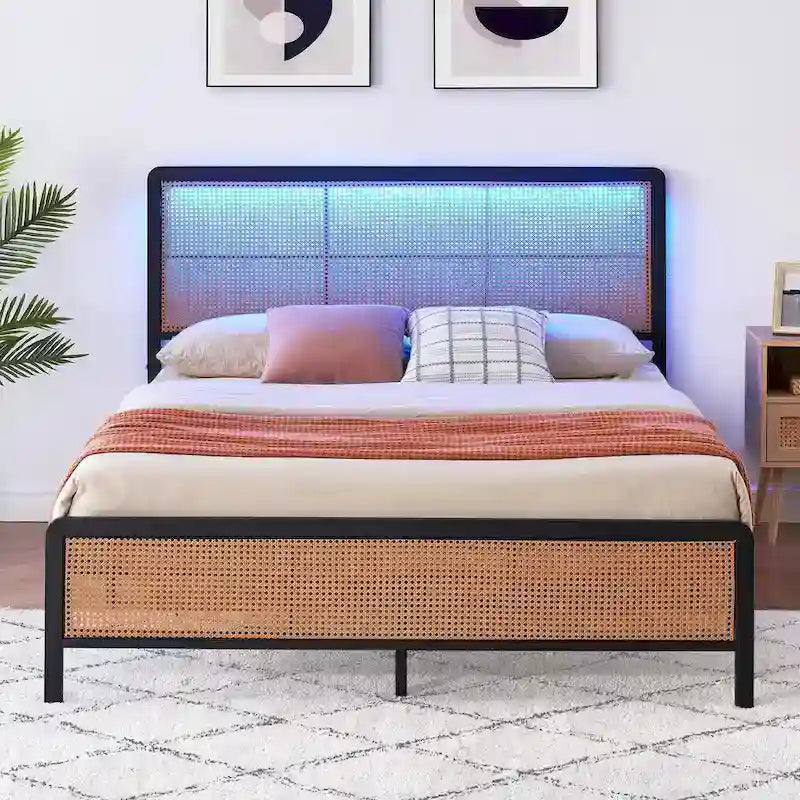 Letto a piattaforma moderno in rattan con testiera e luce a LED