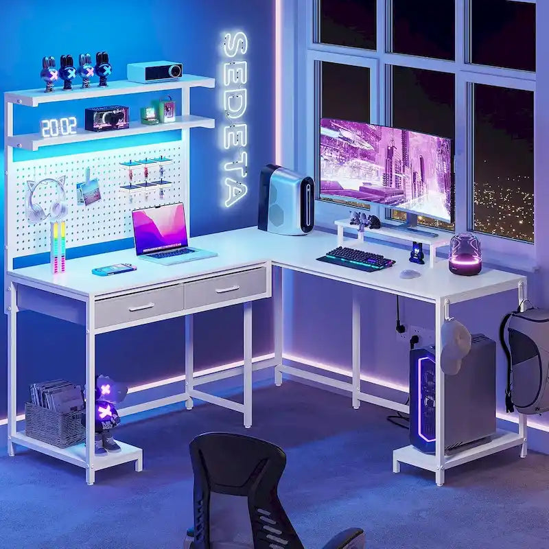 Scrivania da gaming a L con pannello forato e cassetti, supporto per monitor