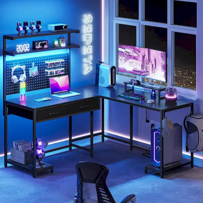 Scrivania da gaming a L con pannello forato e cassetti, supporto per monitor