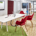 Poltrona moderna imbottita in tessuto organico con gambe in legno naturale per sala da pranzo, ufficio o come sedia laterale per lounge.