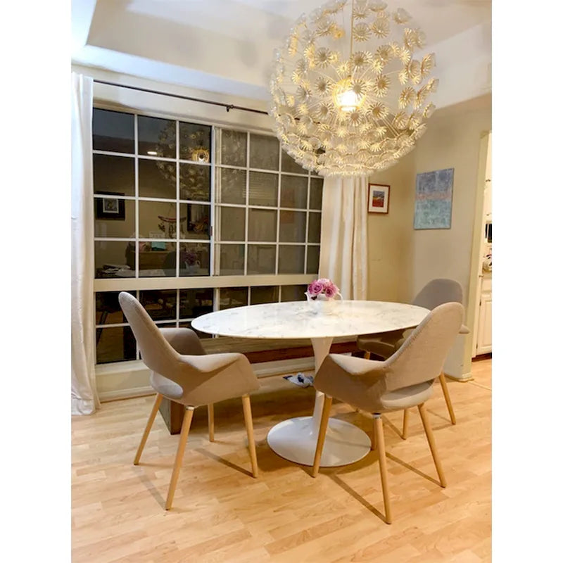Poltrona moderna imbottita in tessuto organico con gambe in legno naturale per sala da pranzo, ufficio o come sedia laterale per lounge.