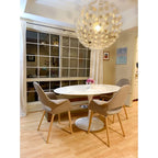 Poltrona moderna imbottita in tessuto organico con gambe in legno naturale per sala da pranzo, ufficio o come sedia laterale per lounge.