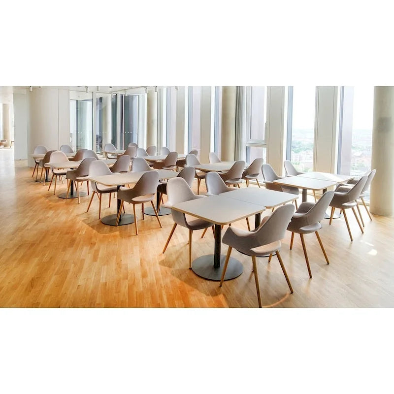 Poltrona moderna imbottita in tessuto organico con gambe in legno naturale per sala da pranzo, ufficio o come sedia laterale per lounge.