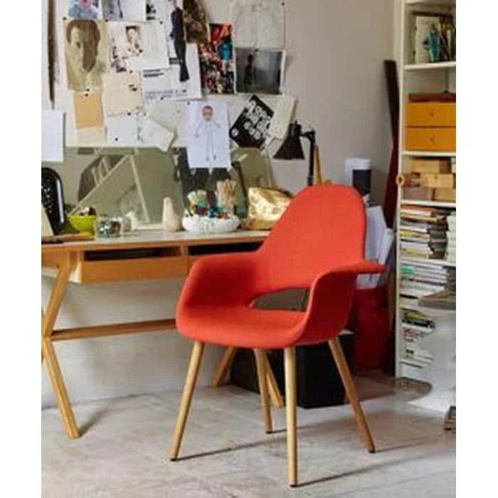 Poltrona moderna imbottita in tessuto organico con gambe in legno naturale per sala da pranzo, ufficio o come sedia laterale per lounge.
