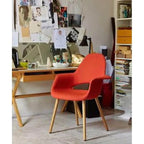 Poltrona moderna imbottita in tessuto organico con gambe in legno naturale per sala da pranzo, ufficio o come sedia laterale per lounge.