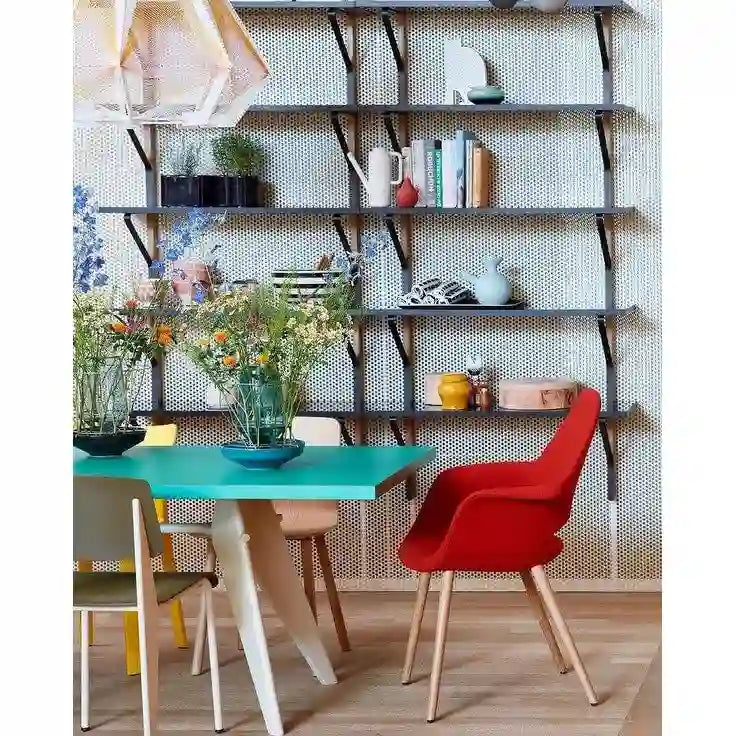 Poltrona moderna imbottita in tessuto organico con gambe in legno naturale per sala da pranzo, ufficio o come sedia laterale per lounge.