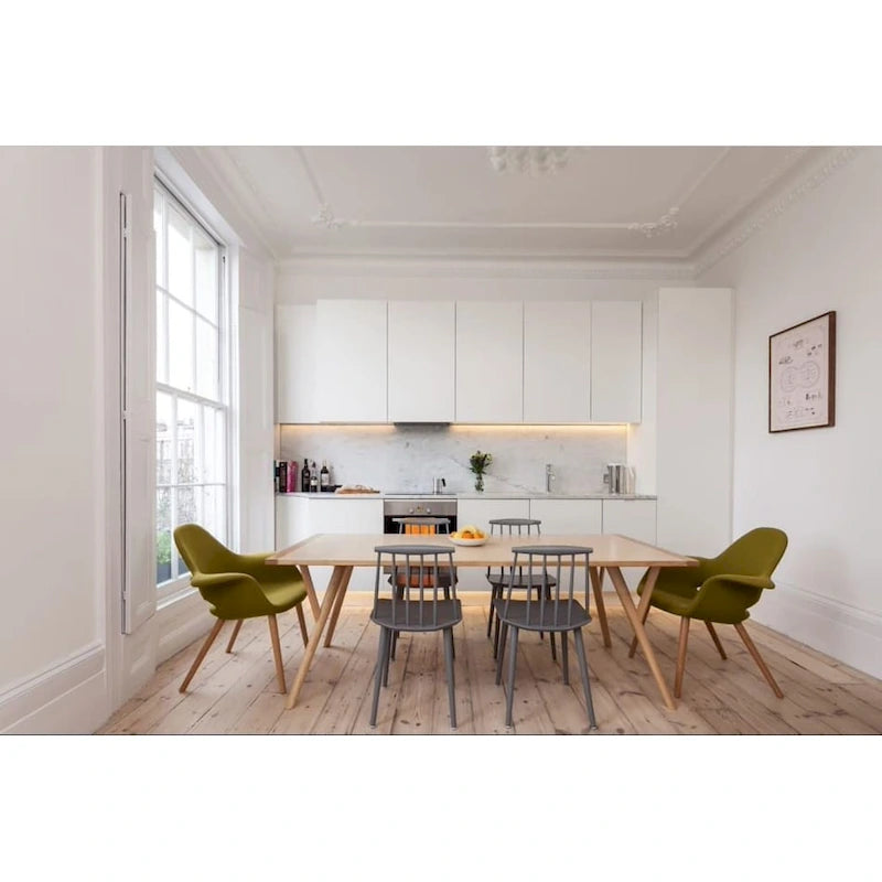 Poltrona moderna imbottita in tessuto organico con gambe in legno naturale per sala da pranzo, ufficio o come sedia laterale per lounge.