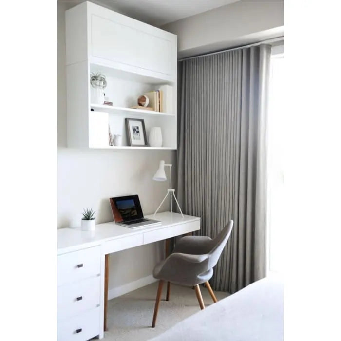 Poltrona moderna imbottita in tessuto organico con gambe in legno naturale per sala da pranzo, ufficio o come sedia laterale per lounge.
