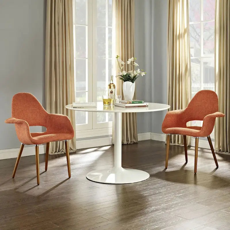 Poltrona moderna imbottita in tessuto organico con gambe in legno naturale per sala da pranzo, ufficio o come sedia laterale per lounge.