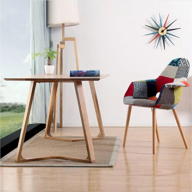 Poltrona moderna imbottita in tessuto organico con gambe in legno naturale per sala da pranzo, ufficio o come sedia laterale per lounge.