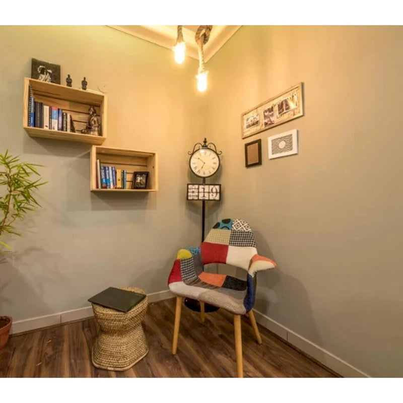 Poltrona moderna imbottita in tessuto organico con gambe in legno naturale per sala da pranzo, ufficio o come sedia laterale per lounge.
