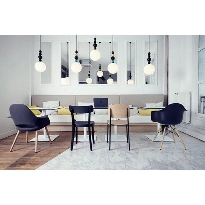 Poltrona moderna imbottita in tessuto organico con gambe in legno naturale per sala da pranzo, ufficio o come sedia laterale per lounge.