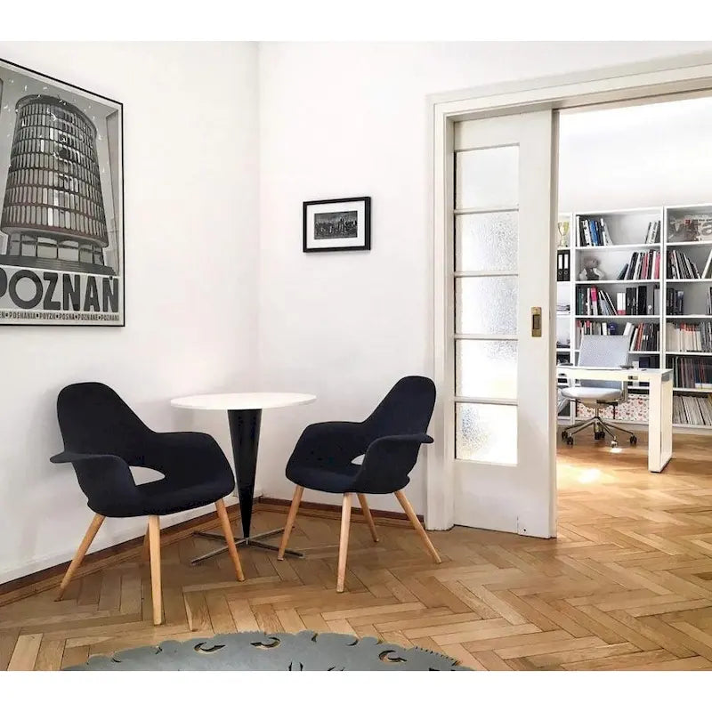 Poltrona moderna imbottita in tessuto organico con gambe in legno naturale per sala da pranzo, ufficio o come sedia laterale per lounge.