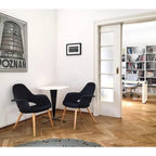 Poltrona moderna imbottita in tessuto organico con gambe in legno naturale per sala da pranzo, ufficio o come sedia laterale per lounge.