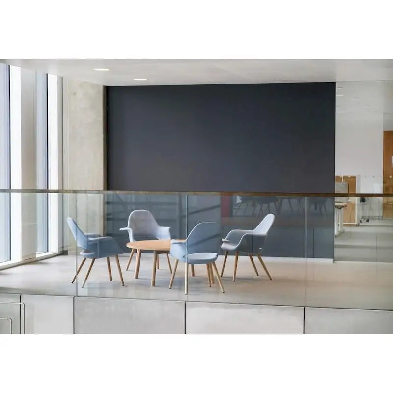 Poltrona moderna imbottita in tessuto organico con gambe in legno naturale per sala da pranzo, ufficio o come sedia laterale per lounge.