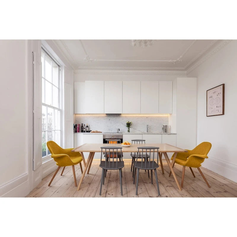 Poltrona moderna imbottita in tessuto organico con gambe in legno naturale per sala da pranzo, ufficio o come sedia laterale per lounge.