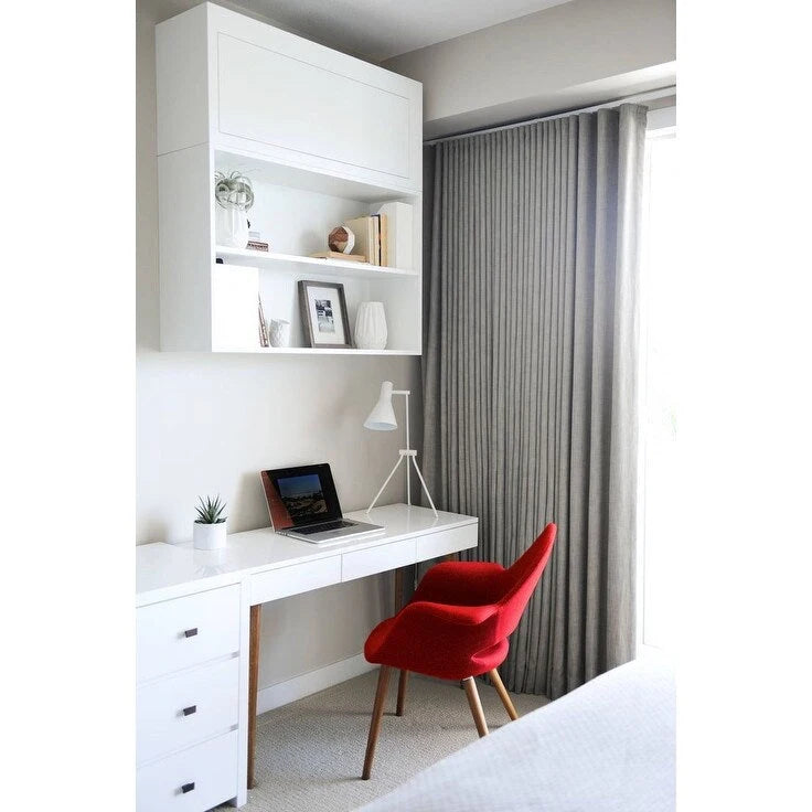 Poltrona moderna imbottita in tessuto organico con gambe in legno naturale per sala da pranzo, ufficio o come sedia laterale per lounge.