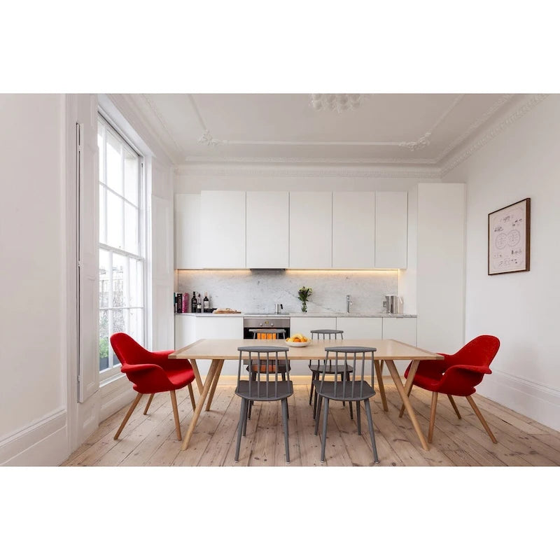 Poltrona moderna imbottita in tessuto organico con gambe in legno naturale per sala da pranzo, ufficio o come sedia laterale per lounge.