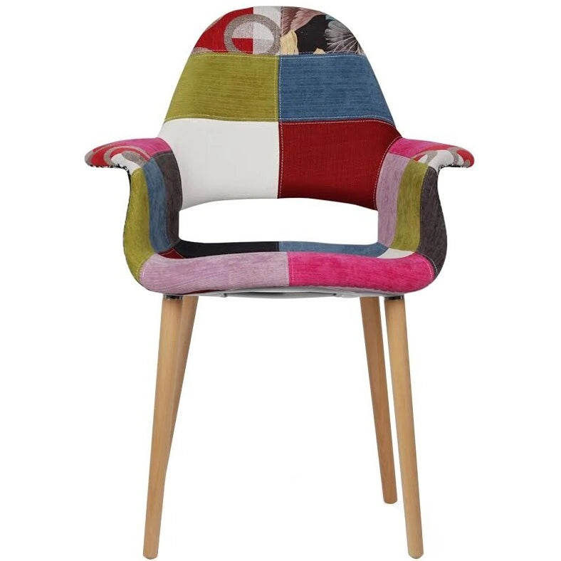 Poltrona moderna imbottita in tessuto organico con gambe in legno naturale per sala da pranzo, ufficio o come sedia laterale per lounge.