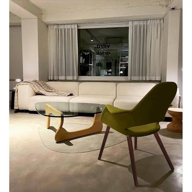 Poltrona moderna imbottita in tessuto organico con gambe in legno naturale per sala da pranzo, ufficio o come sedia laterale per lounge.