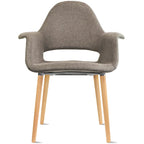 Poltrona moderna imbottita in tessuto organico con gambe in legno naturale per sala da pranzo, ufficio o come sedia laterale per lounge.