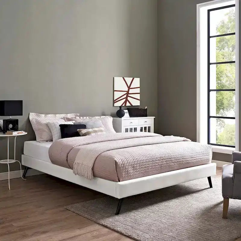 Struttura letto matrimoniale con gambe svasate rotonde