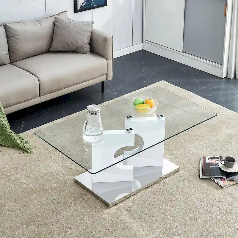 Un tavolino da caffè rettangolare moderno e alla moda con piano in vetro temperato e gambe in MDF bianco